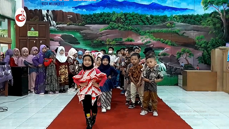 PERCAYA DIRI: Siswa TK Imtak unjuk gigi pada gelaran fashion show baju batik.
