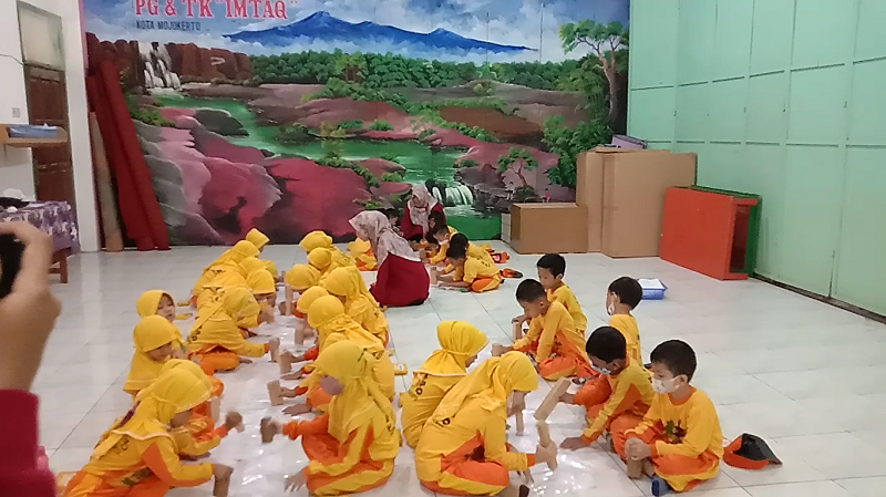 RAMAH LINGKUNGAN: Proses pembuatan batik dengan menggunakan teknik ecroprint di TK Imtaq, Kota Mojokerto.