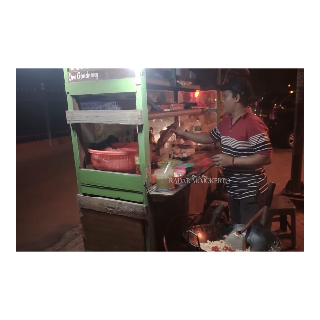 Sego Goreng Klotok Kolam Segaran di depan Balai Desa Trowulan, Kabupaten Mojokerto.