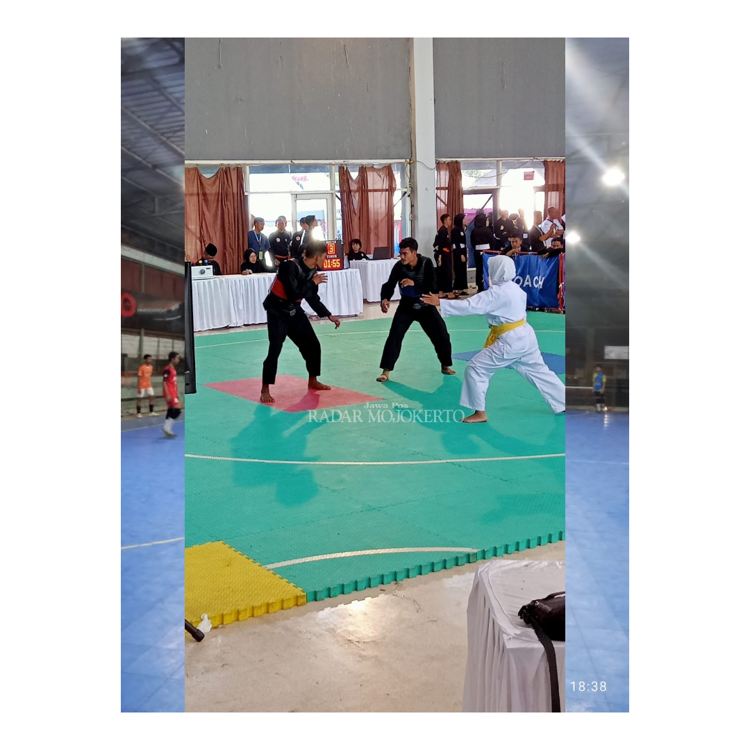 DIEVALUASI: Kontingen pencak silat Kabupaten Mojokerto bertanding di ajang porprov di Auditorum Universitas Darul Ulum Jombang, beberapa waktu lalu.
