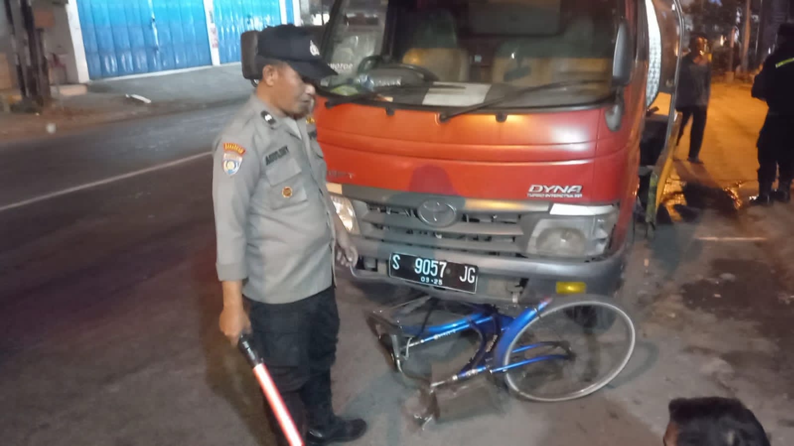 DIEVAKUASI: Jasad korban dievakuasi petugas medis ke RSUD Prof dr Soekandar Mojosari untuk divisum, Kamis (7/9).