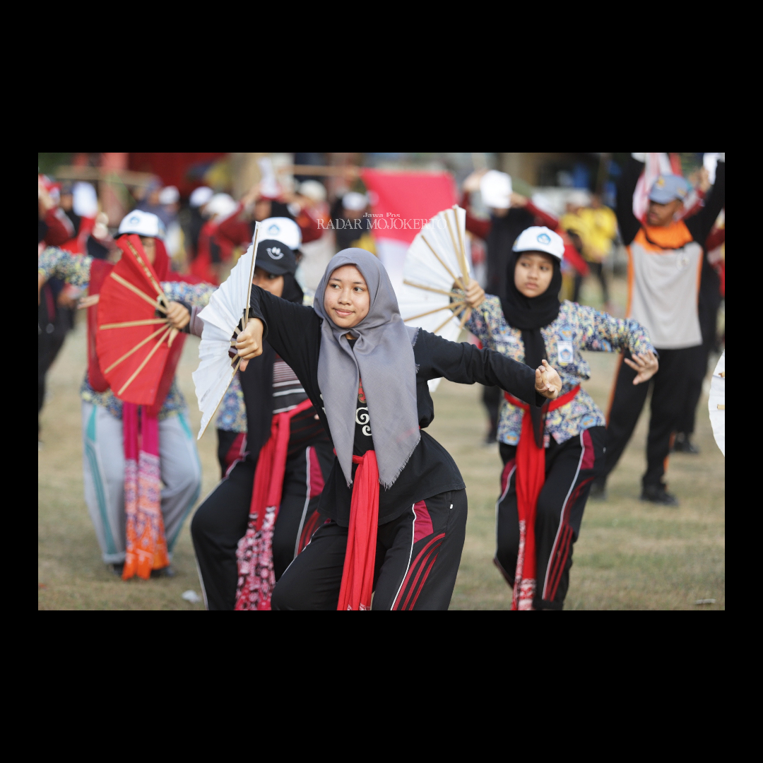 BERLATIH SERIUS: Ratusan penari berlatih di lapangan SMAN 1 Sooko jelang closing ceremony porprov.