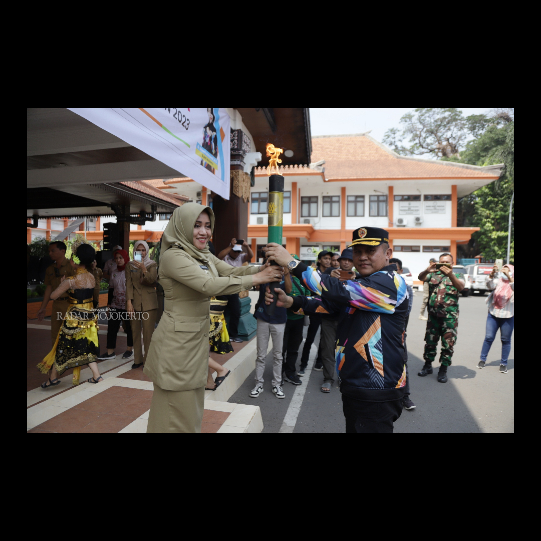 SEMANGAT BERKOBAR: Bupati Ikfina Fahmawati menerima obor porprov dari Sekdakab Teguh Gunarko.