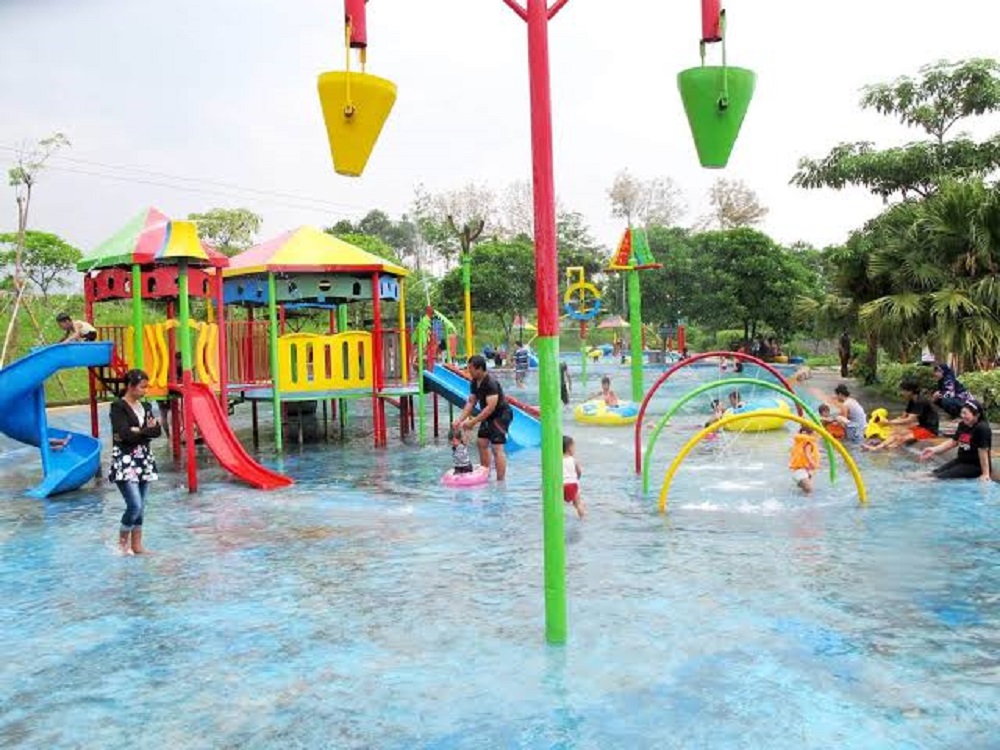 Tempat wisata Joglo Park berada di Jalan Pacet, Dusun Randegan, Desa Warugunung, Kecamatan Pacet,