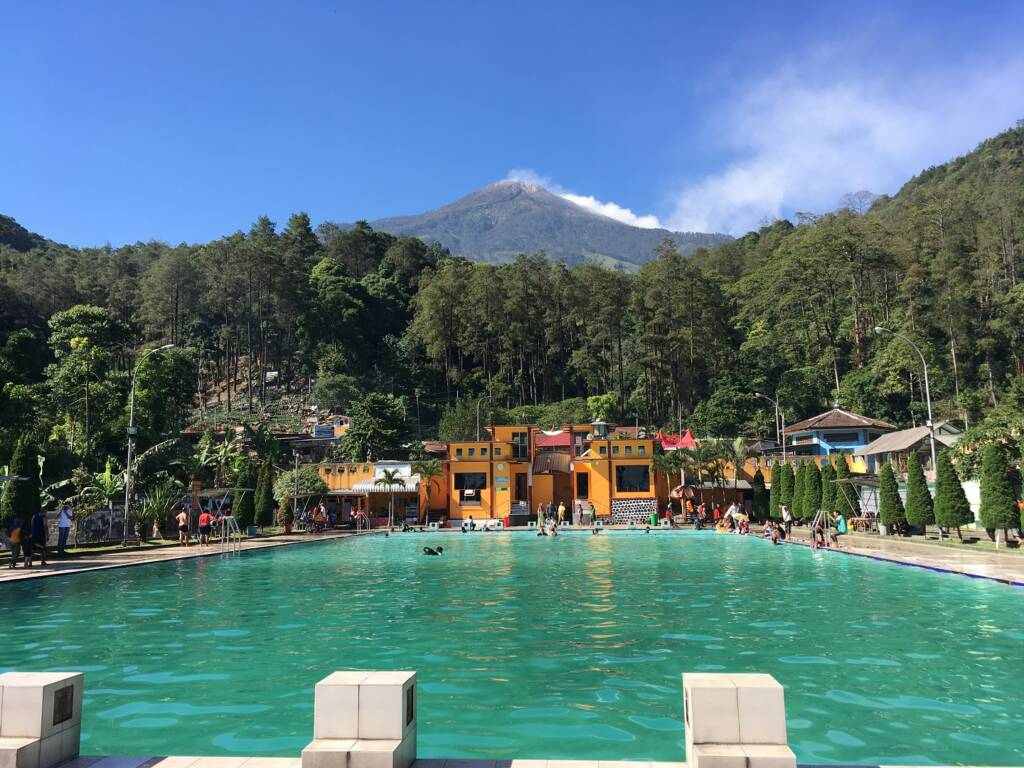 Tempat wisata Wana Wisata Air Panas Padusan berada di Padusan, Kecamatan Pacet.