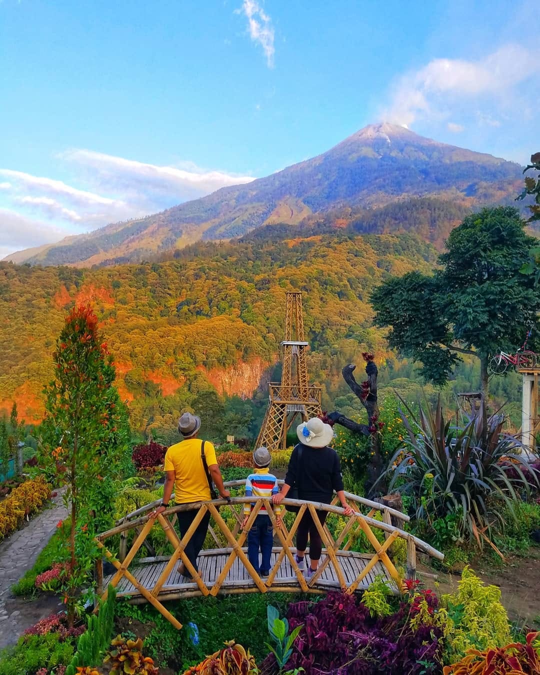 Sendi Advanture berada di ruas Jalan Pacet-Cangar, Desa Sendi, Kecamatan Pacet, Kabupaten Mojokerto.