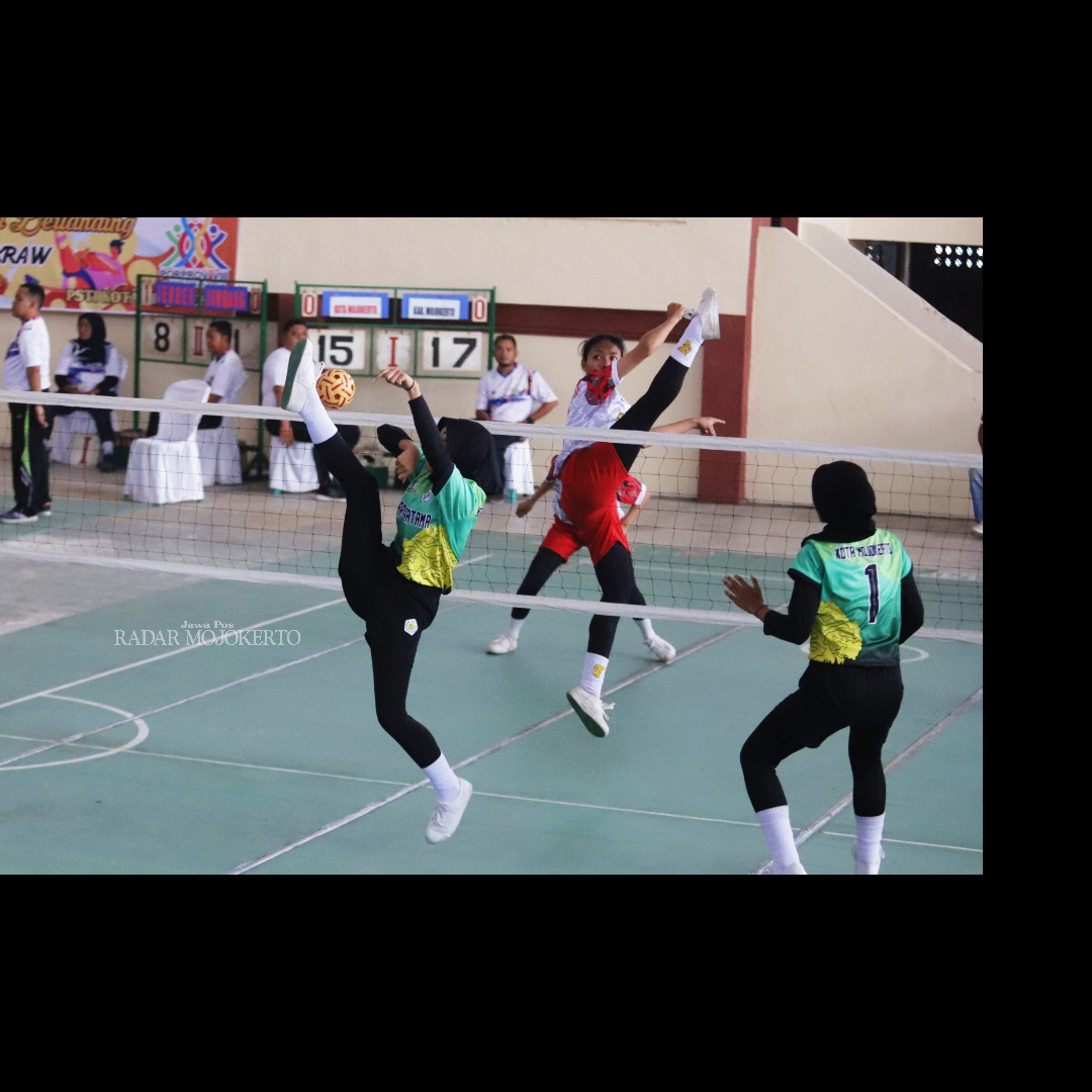 LAGA PEMBUKA: Tim sepak takraw putri Kota Mojokerto (hijau) menghadapi Kabupaten Mojokerto di ajang porprov di GOR Seni Mojopahit, Kota Mojokerto, kemarin.