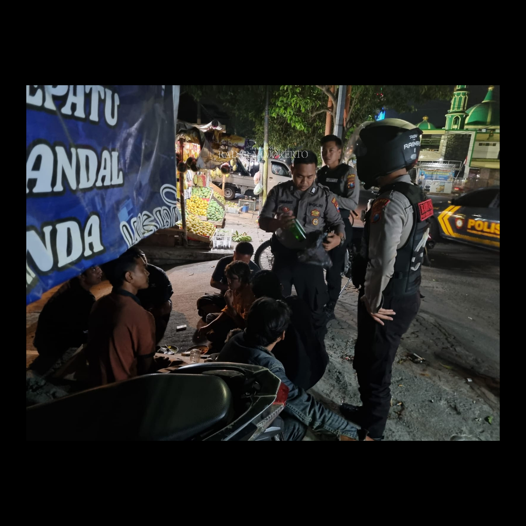 SIGAP: Petugas Satsabhara Polres Mojokerto Kota meringkus pemabuk di jalan Residen Pamuji, 29 Agustus lalu.