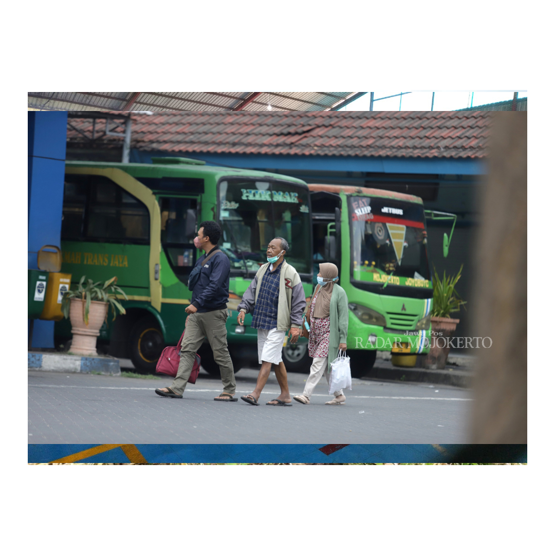 MAKIN SEDIKIT: Armada bus mini hijau yang tidak laik jalan bakal tidak diizinkan memperpanjang trayek. Ini sejalan dengan kehadiran bus modern Trans Jatim Koridor II Bungurasih-Kertajaya.