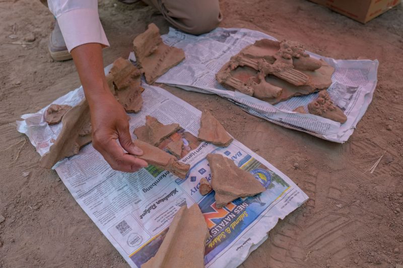 Tim ekskavasi Dinas Kebudayaan Daerah Istimewa Yogyakarta menemukan artefak fragmen gerabah yang diduga wadah air era Kerajaan Majapahit di Situs Keputren, Kawasan Cagar Budaya (KCB) Kerto-Pleret.