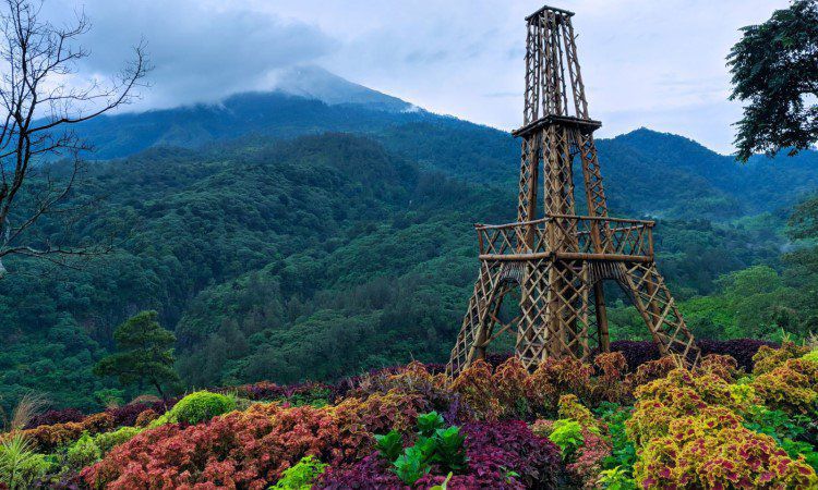 PESONA PEGUNUNGAN: Tempat wisata Sendi Adventure menawarkan pemandangan pegunungan Arjuno-Welirang nan cantik.