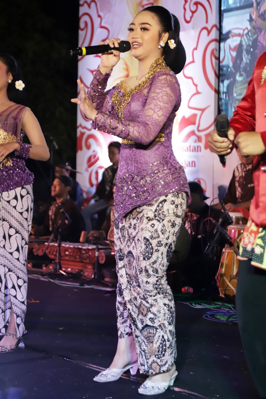 BUDAYA: Lagu berbahasa Jawa kini banyak dibawakan oleh Reta, seorang penyanyi dalam segala acara.