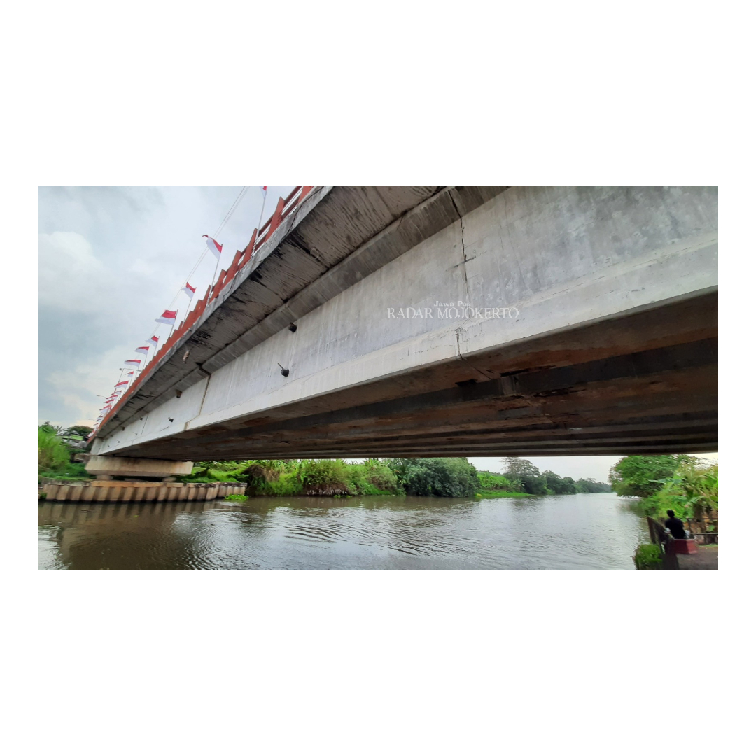 BAKAL DIEVAKUASI: Bangkai girder jembatan Rejoto yang ambruk 2016 lalu masih berada di bawah permukaan Sungai Ngotok.