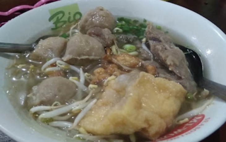 PUAS: Porsi bakso Arjun hampir penuh semangkuk dengan isian pentol, tahu, taoge, dan daun bawang.