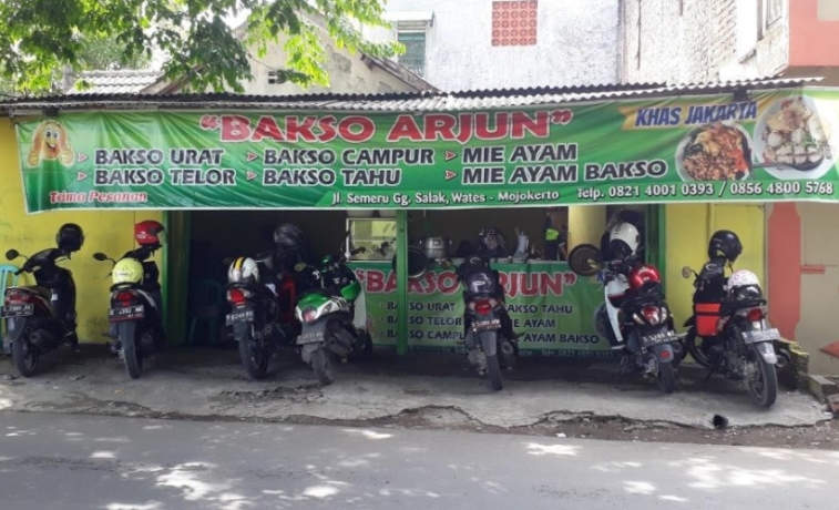 TAK PERNAH SEPI: Pelanggan dan para penikmat bakso di cabang dua Bakso Arjun, di Jalan Semeru, Kelurahan Wates, Kecamatan Magersari, atau 300 meter dari SMPN 9 Kota Mojokerto.