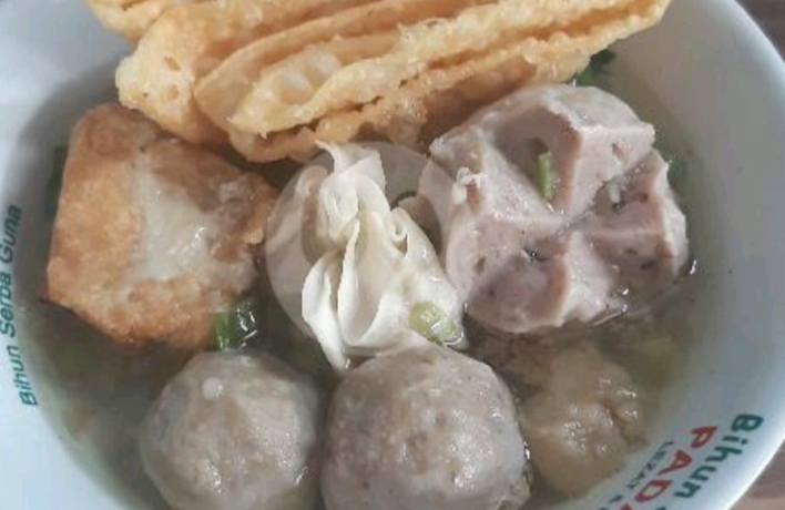 LENGKAP: Seporsi bakso rudal yang dijual di warung bakso rudal Jalan Muria Raya, Kelurahan Wates, Kecamatan Magersari, Kota Mojokerto, lengkap berisi pentol rudal, siomai, tahu, dan pangsit goreng.