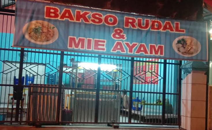KULINER: Bakso rudal yang dijual di warung bakso rudal Jalan Muria Raya, Kelurahan Wates, Kecamatan Magersari, Kota Mojokerto