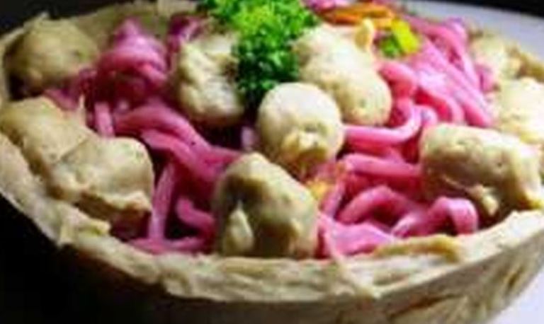 MENARIK: Bakso Mantono di Jalan Raya Ijen, Kelurahan Wates, Kecamatan Magersari, tepatnya di seberang SMAN 2 Kota Mojokerto.