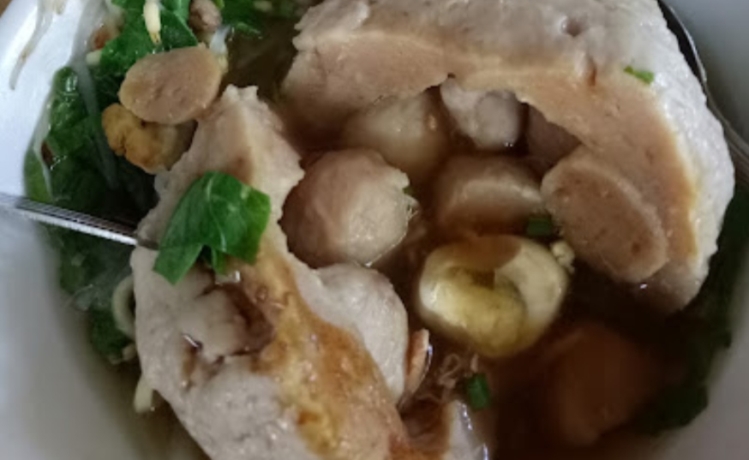 BAKSONYA BERANAK: Semangkuk bakso beranak di warung bakso Kampung Cak Mat berada, Jalan Kranggan, Kelurahan Kranggan, Kecamatan Kranggan, atau persis di depan SDN Kranggan 5, Kota Mojokerto.