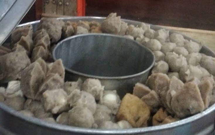 VARIATIF: Pentol bakso yang dijual di warung bakso Mas Pur cukup bervariatif. Mulai dari pentol kecil, pentol besar, pentol kasar, pentol halus, dan pentol puyuh.