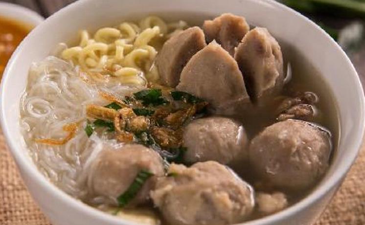 SEMANGKUK KURANG PUAS: Bakso Cak Bagong di Jalan Empunala, Kelurahan Balongsari, Kecamatan Magersari, Kota Mojokerto kurang puas bila dipesan hanya semangkuk.