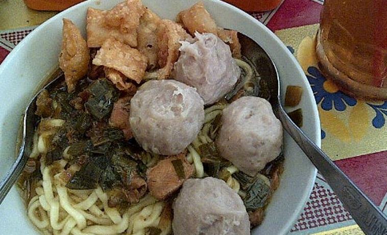 JUJUKAN PELANGGAN: Bakso Sahabat Baru di Jalan Raya Prajurit Kulon, Kecamatan Prajurit Kulon, memiliki ragam pilihan bakso.&nbsp;