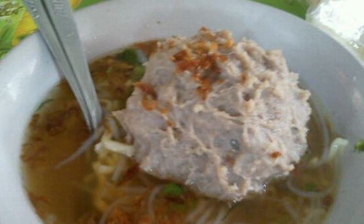 EMPUK: Bakso jumbo Sahabat Baru dagingnya dikenal empuk dan kuah yang khas membuat pelanggan ketagihan datang ke sini.&nbsp;