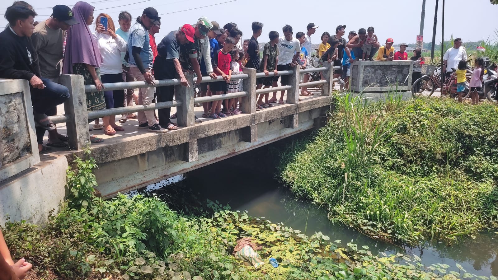 NAHAS: Warga memadati lokasi penemuanayat di sekitar Ponpes Al-Multazam Kampus 2, Desa Sambiroto, Kecamatan Sooko, Minggu (10/9).