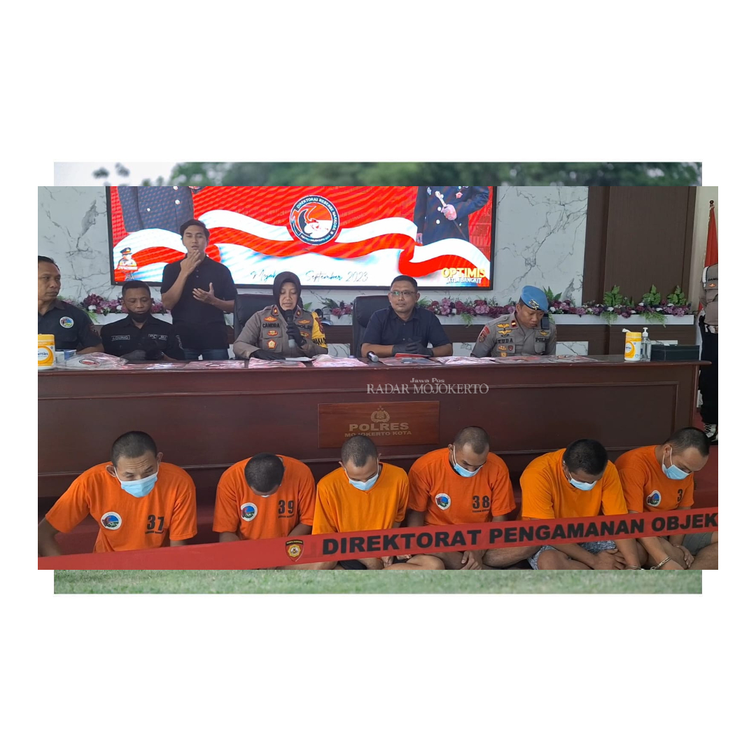 TERDESAK EKONOMI: Tujuh pengedar sabu dan pil dobel L hasil Operasi Tumpas Semeru 2023 dipamerkan Satnarkoba Polres Mojokerto Kota, Sabtu (9/9).