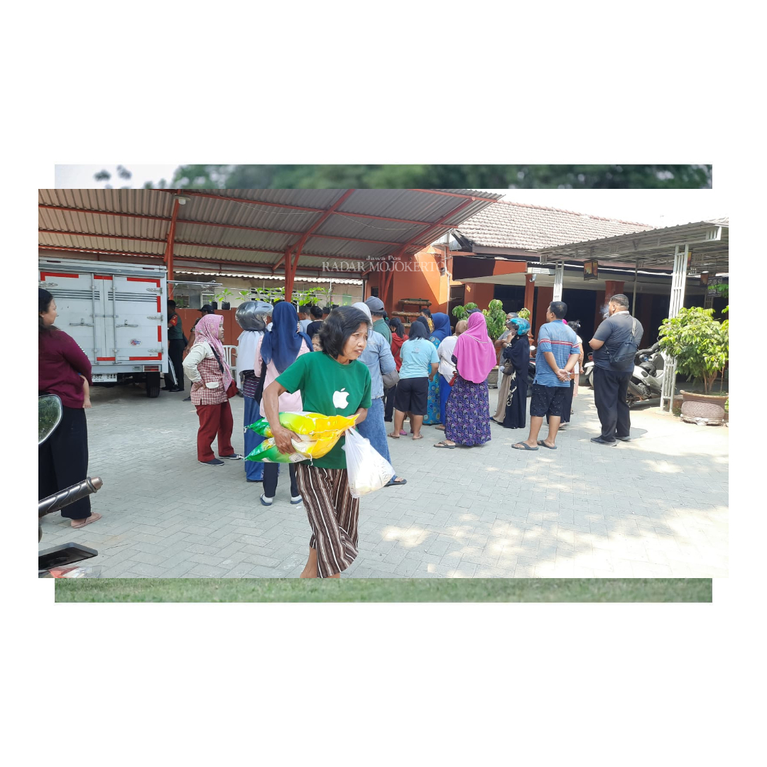 MURAH: Seorang warga selepas membeli beras di pasar murah yang digelar Pemkot Mojokerto, pekan lalu.