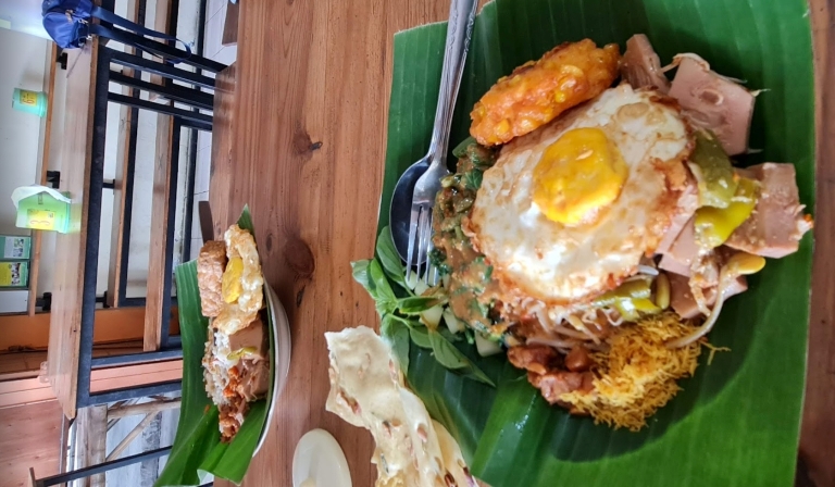 MENARIK: Menu nasi pecel kekinian Warung Pecel Kutho, Jalan Surodinawan, Kelurahan Surodinawan, Kecamatan Prajurit Kulon, Kota Mojokerto.