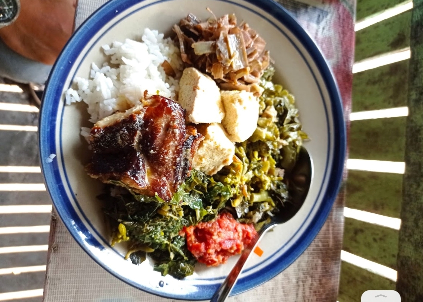 TRADISIONAL: Nasi jamu di Jalan Hayam Wuruk, Kelurahan Magersari, Kecamatan Magersari, Kota Mojokerto, menghadirkan cita ras lengkap dengan sambal merah.