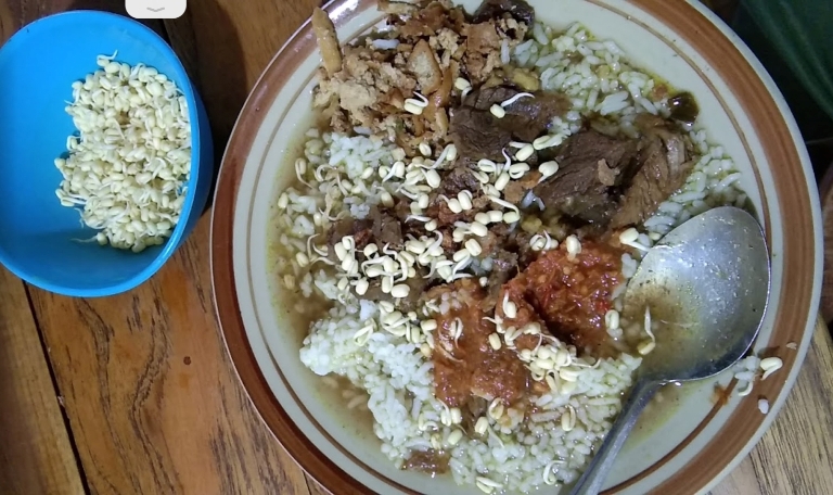 FULL: Rawon di Jalan Gajah Mada, Kota Mojokerto berisi nasi dengan kuah rawon yang potongan daging empalnya dikenal empuk.