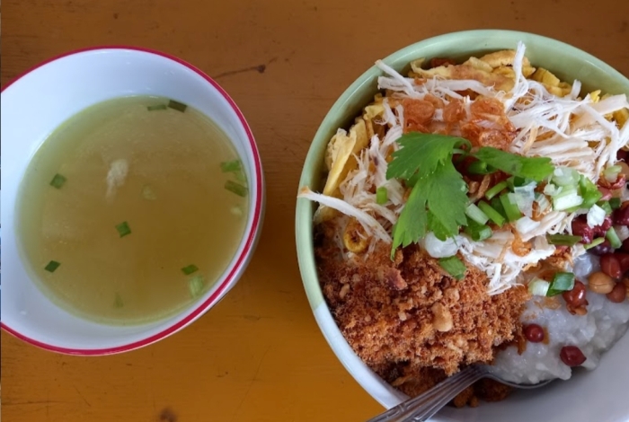 LENGKAP: Seporsi bubur ayam yang dijual di kedai bubur ayam Ethan berada di Jalan Pandan Raya, Perumnas Wates, Kecamatan Magersari, Kota Mojokerto lengkap dengan topping yang menggoda.