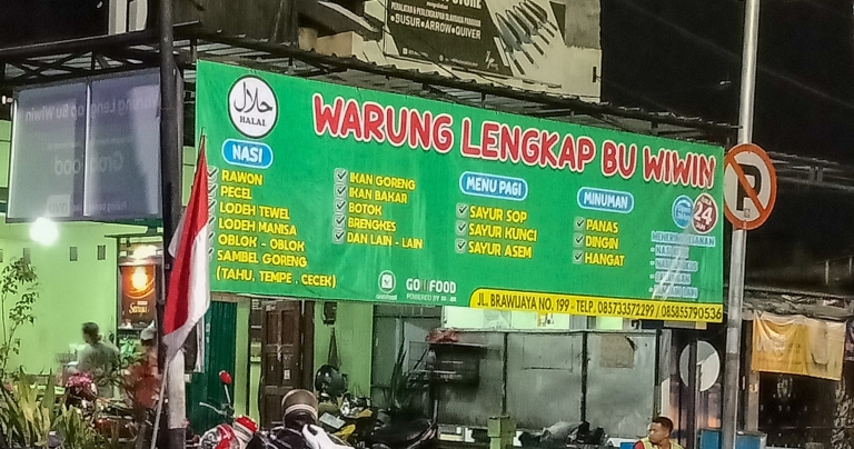 BUKA 24 JAM: Warung lengkap Bu Wiwin di Jalan Brawijaya, Kelurahan Miji, Kecamatan Kranggan, tepatnya di seberang masjid Al-Hidayah.