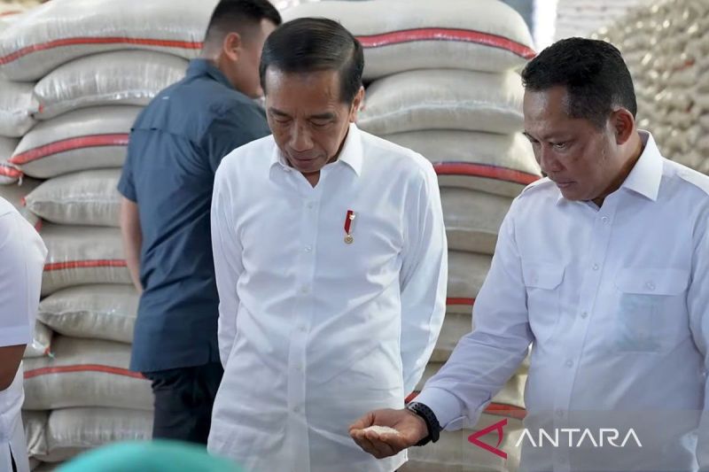 Tangkapan Layar - Direktur Utama Perum Bulog Budi Waseso mendampingi Presiden Joko Widodo (Jokowi) meninjau Gudang Bulog, di Dramaga, Bogor, Jawa Barat, Senin (11/3/2023).