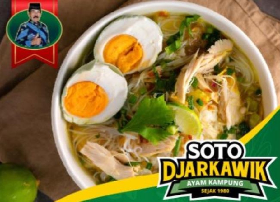 MENGGUGAH SELERA: Topping telur asin dalam semangkuk soto ayam kampung Djarkawik yang legendaris dapat menggugah selera konsumen di pagi hari.