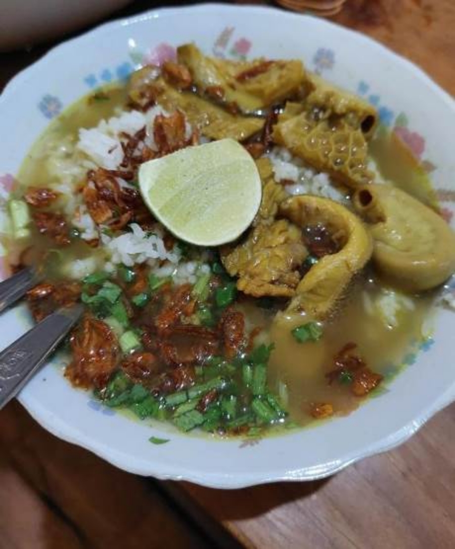 GURIH DAN LEZAT: Cita rasa yang gurih, lezat, ditambah dengan perasan jeruk nipis dalam semangkuk soto daging Cak Ali mampu menghempas rasa lapar konsumen di pagi hari.