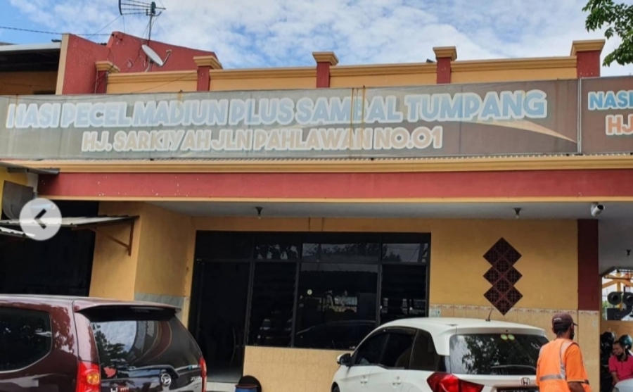 LEGENDARIS: Warung Pecel Madiun Bu Sarkiyah di Jalan Pahlawan, Kelurahan Balongsari, Kecamatan Magersari, Kota Mojokerto.