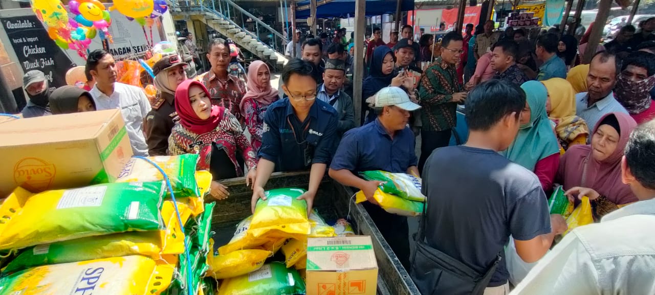 DIGENCARKAN: Bupati Mojokerto Ikfina Fahmawati dan Kajari Kabupaten Mojokerto Sulvia Triana Hapsari, serta Bulog pantau OP beras di Pasar Raya Mojosari untuk kendalikan harga di pasaran, Selasa (12/9)