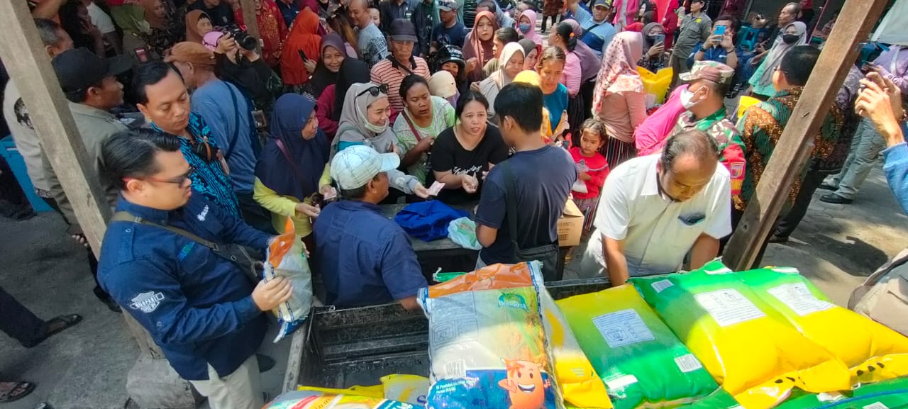 DIBURU: Antusiasme masyarakat saat operasi pasar beras murah di Pasar Raya Mojosari, Selasa (12/9).