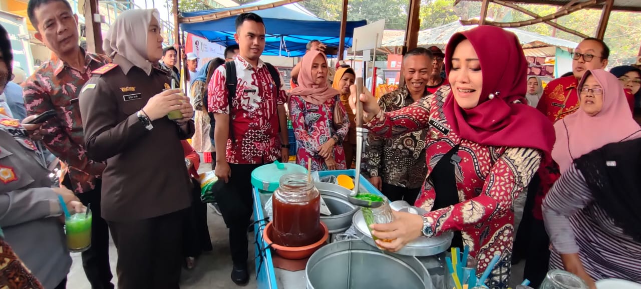 MENIKMATI: Bupati Mojokerto Ikfina Fahmawati bersama Kajari Kabupaten Mojokerto Sulvia Triana Hapsari menikmati es cendol di tengah pantau OP beras di Pasar Raya Mojosari, Selasa (12/9).