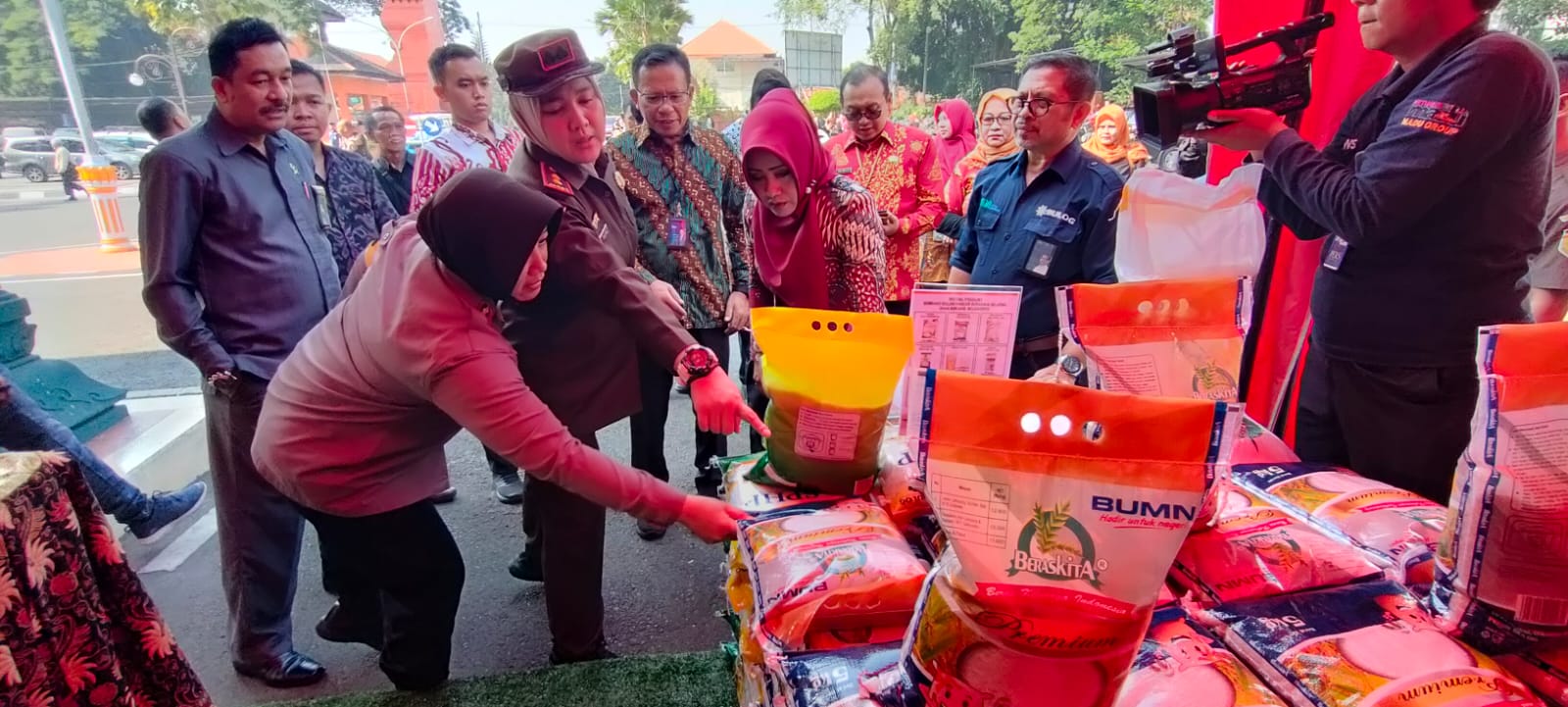 KOLABORASI: Kajari Kabupaten Mojokerto Sulvia Triana Hapsari bersama Bupati Mojokerto Ikfina Fahmawati dan Bulog Surabaya Selatan melihat beras premium yang dijual kepada ASN, di Pendopo Pemkab.