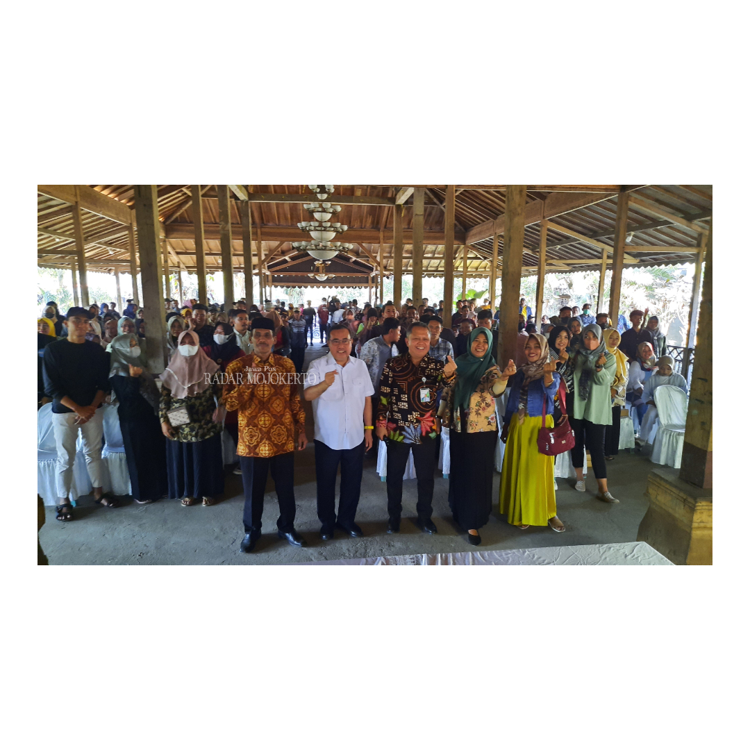 JAMINAN SOSIAL: Anggota Komisi IX DPR RI M. Yahya Zaini didampingi Kepala BPJS Ketenagakerjaan Cabang Mojokerto Zulkarnain Mahading dan Kades Puri Jupriadi saat giat sosialisasi di Pendapa Maharani,