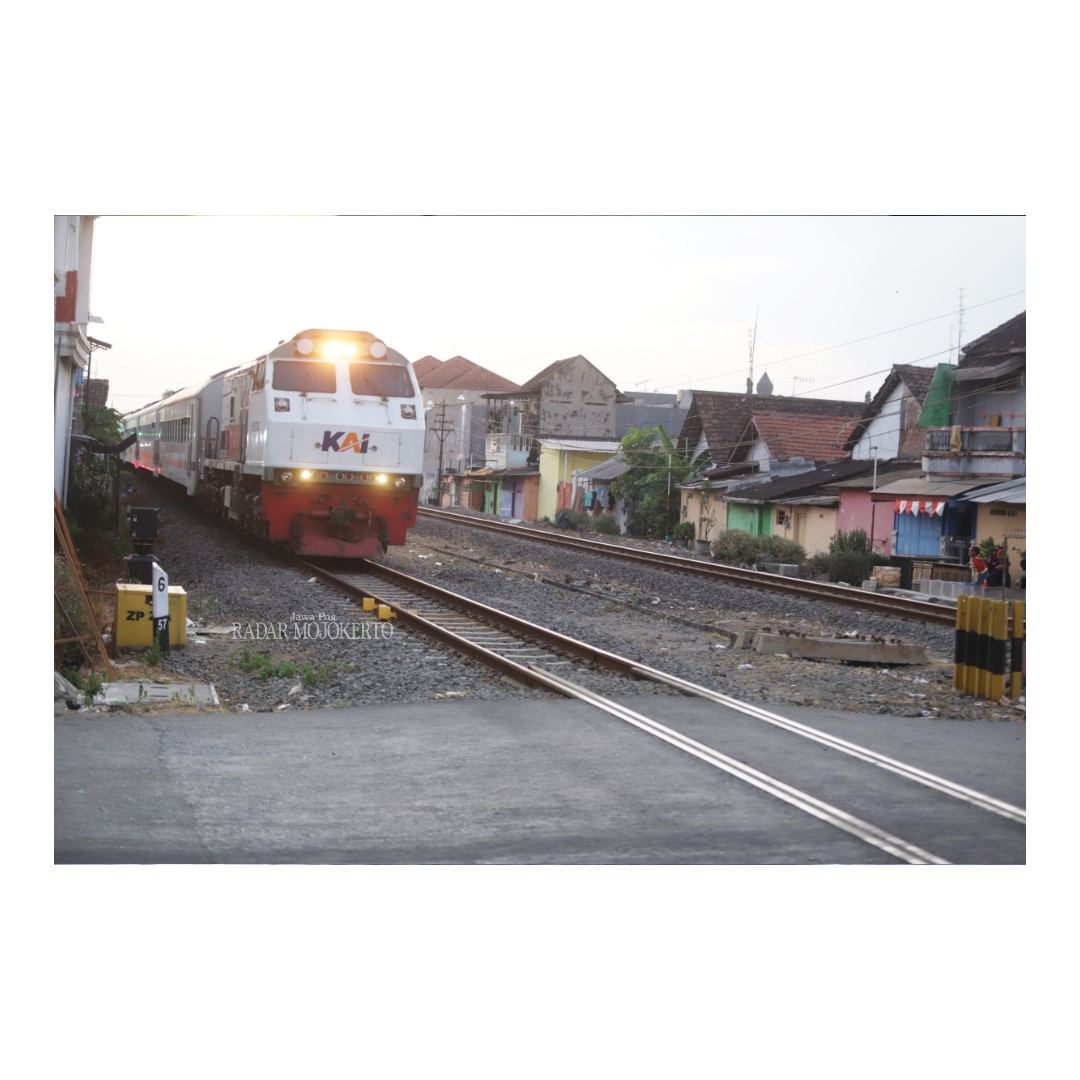 SEGERA AKTIF: Kereta lansir di jalur KA ganda di Jalan Mojopahit, Kelurahan Miji, Kecamatan Kranggan, Kota Mojokerto, kemarin. PT KAI segera mengoperasionalkan jalur ganda di Mojokerto.