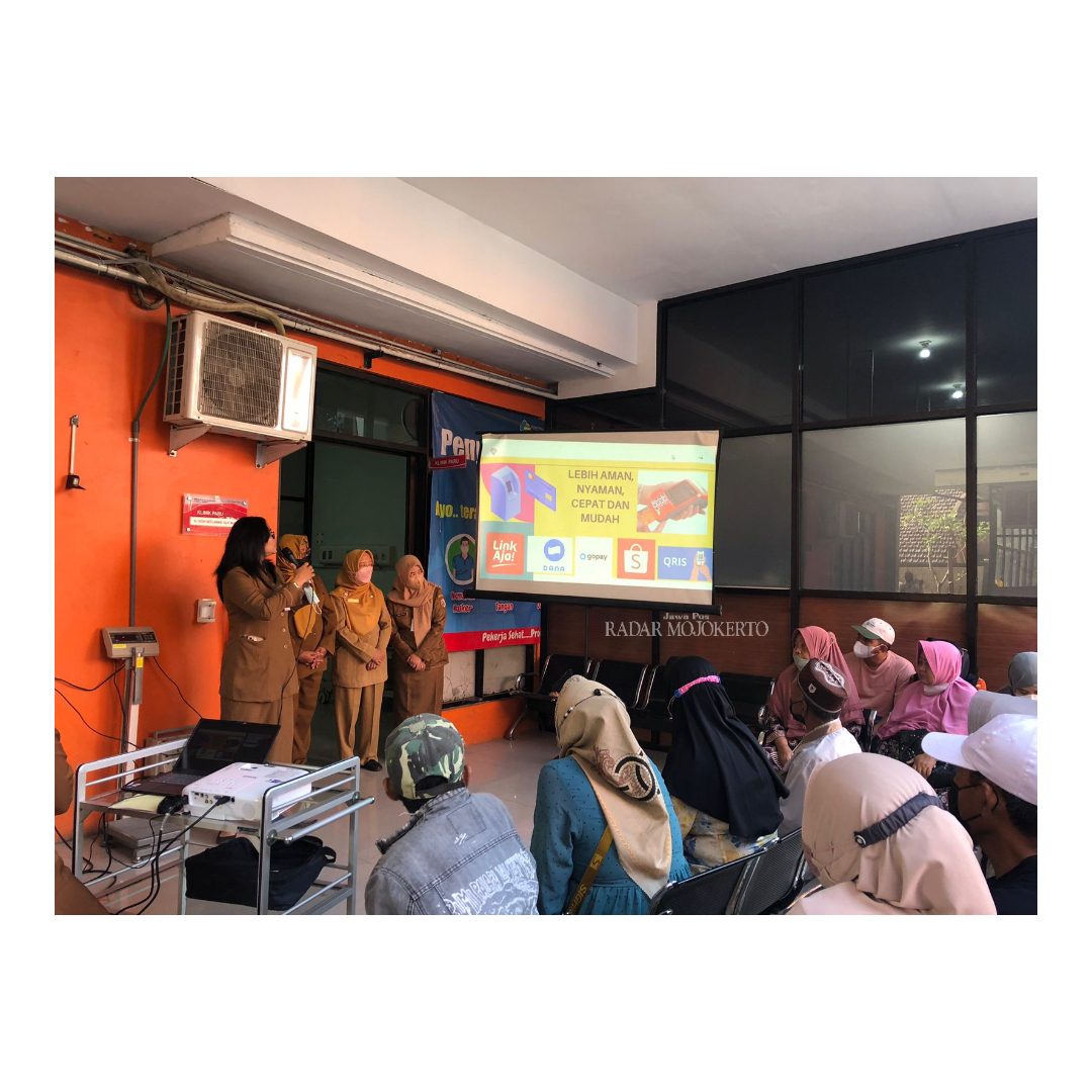 DIMASIFKAN: Tim RSUD Prof dr Soekandar mensosialisasikan sistem transaksi digital kepada masyarakat.
