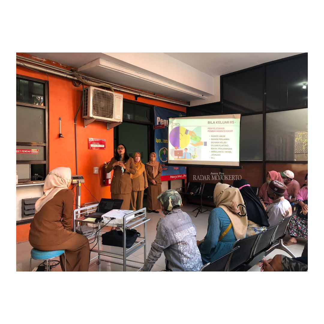 KOMITMEN: Manajemen keuangan RSUD Prof dr Soekandar selepas pemberian materi di depan Poli Paru, kemarin (11/9).