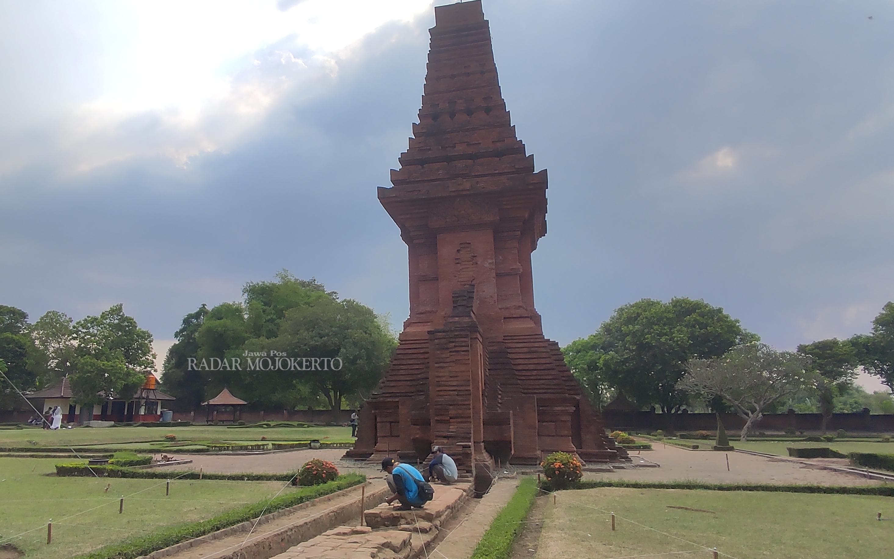 BERSEJARAH : Struktur pagar situs Gapura Bajang Ratu, Desa Temon, Kecamatan Trowulan, bakal terus ditampakkan usai diekskavasi.