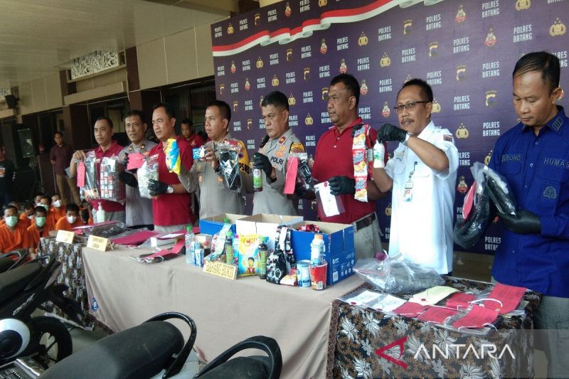 Kepala Kepolisian Resor Batang AKBP Saufi Salamun (nomor 5 dari kanan) didamping Pejabat Utama Polres menunjukan barang bukti makanan dan minuman yang sudah kedaluwarsa, Rabu (13/9/2023).