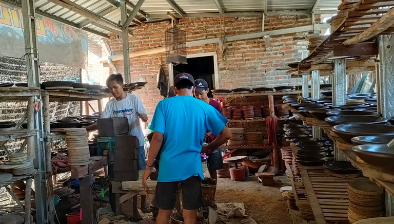 BERTAHAN: Produksi cobek berbahan tanah liat yang ditekuni Ahmad Sodikin kebanjiran pesanan selama bulan Maulid.